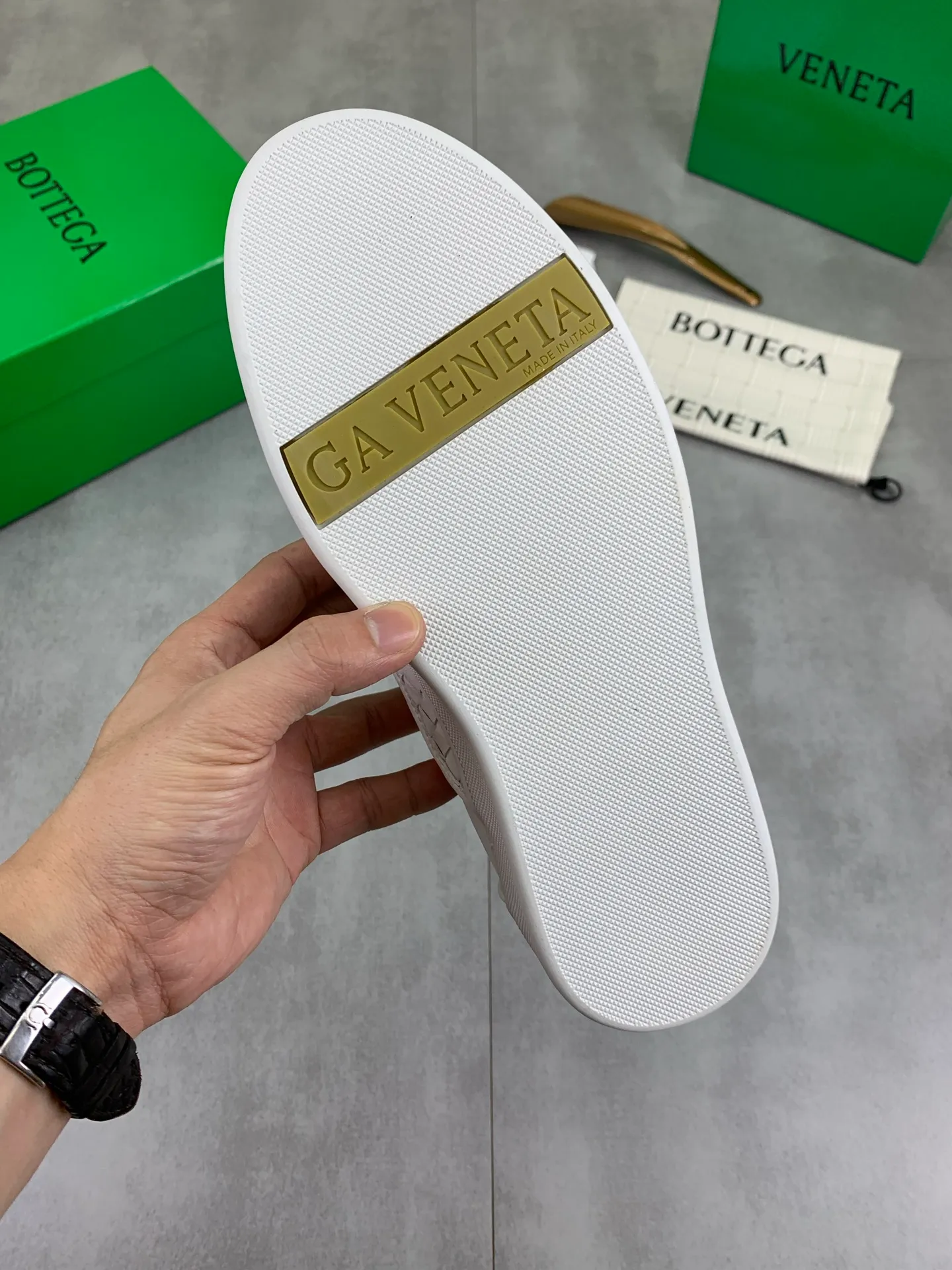 Factory price P720 💰Top quality💎💎💎 BOTTEGA VENETA official website synchronous couple👫The latest top version of the highest version of BV high-top casual shoes in the market, accept material comparison, shoe type comparison, process comparison, practical and textured, versatile, suitable for any occasion, the more you look at it, the more flavorful it becomes. Pure hand-woven craftsmanship - upper material, imported original woven calfskin - high-quality water-dyed cowhide inside - original private model customized outsole -Size: male 39-44 (customized 38 45 46) female 35-39 (customized 34 40 41) Comes with original BV green box, complete packaging.